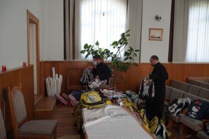 Arhiepiscopia Dunării de Jos oferă ghiozdane şi rechizite şcolare pentru 4.000 de copii – fotografia 16