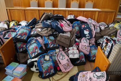 Arhiepiscopia Dunării de Jos oferă ghiozdane şi rechizite şcolare pentru 4.000 de copii – fotografia 17