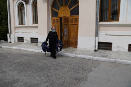 Arhiepiscopia Dunării de Jos oferă ghiozdane şi rechizite şcolare pentru 4.000 de copii – fotografia 18