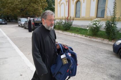 Arhiepiscopia Dunării de Jos oferă ghiozdane şi rechizite şcolare pentru 4.000 de copii – fotografia 19