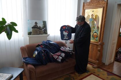 Arhiepiscopia Dunării de Jos oferă ghiozdane şi rechizite şcolare pentru 4.000 de copii – fotografia 20
