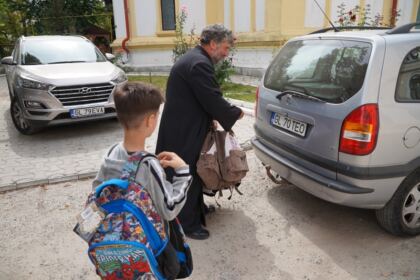 Arhiepiscopia Dunării de Jos oferă ghiozdane şi rechizite şcolare pentru 4.000 de copii – fotografia 21