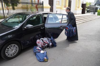 Arhiepiscopia Dunării de Jos oferă ghiozdane şi rechizite şcolare pentru 4.000 de copii – fotografia 22