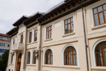 Arhiepiscopia Dunării de Jos oferă ghiozdane şi rechizite şcolare pentru 4.000 de copii – fotografia 25