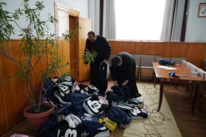 Arhiepiscopia Dunării de Jos oferă ghiozdane şi rechizite şcolare pentru 4.000 de copii – fotografia 26