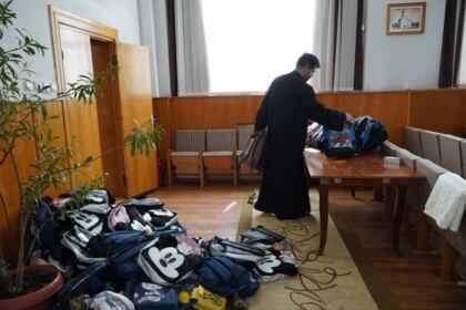 Arhiepiscopia Dunării de Jos oferă ghiozdane şi rechizite şcolare pentru 4.000 de copii – fotografia 27