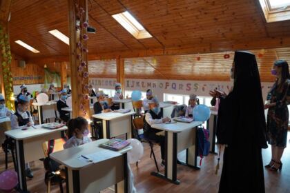 Deschiderea cursurilor pentru noul an şcolar la Seminarul Teologic „Sfântul Apostol Andrei“ din Galaţi – fotografia 38