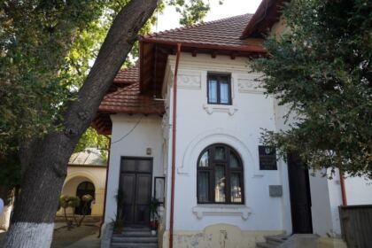 Arhiepiscopia Dunării de Jos continuă sprijinirea elevilor cu ghiozdane şi rechizite şcolare – fotografia 1
