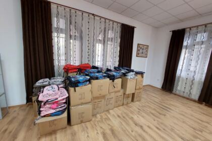 Arhiepiscopia Dunării de Jos continuă sprijinirea elevilor cu ghiozdane şi rechizite şcolare – fotografia 3