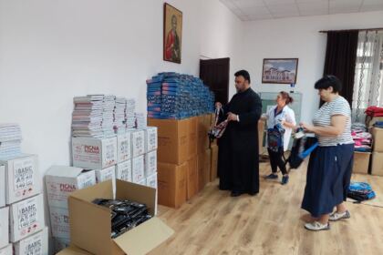 Arhiepiscopia Dunării de Jos continuă sprijinirea elevilor cu ghiozdane şi rechizite şcolare – fotografia 7