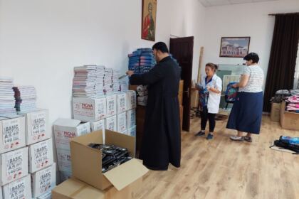 Arhiepiscopia Dunării de Jos continuă sprijinirea elevilor cu ghiozdane şi rechizite şcolare – fotografia 8