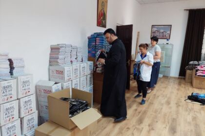 Arhiepiscopia Dunării de Jos continuă sprijinirea elevilor cu ghiozdane şi rechizite şcolare – fotografia 9