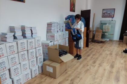 Arhiepiscopia Dunării de Jos continuă sprijinirea elevilor cu ghiozdane şi rechizite şcolare – fotografia 10