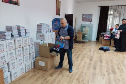 Arhiepiscopia Dunării de Jos continuă sprijinirea elevilor cu ghiozdane şi rechizite şcolare – fotografia 11