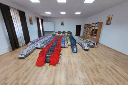 Arhiepiscopia Dunării de Jos continuă sprijinirea elevilor cu ghiozdane şi rechizite şcolare – fotografia 12