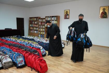 Arhiepiscopia Dunării de Jos continuă sprijinirea elevilor cu ghiozdane şi rechizite şcolare – fotografia 16