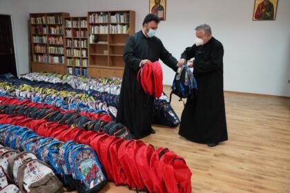 Arhiepiscopia Dunării de Jos continuă sprijinirea elevilor cu ghiozdane şi rechizite şcolare – fotografia 17