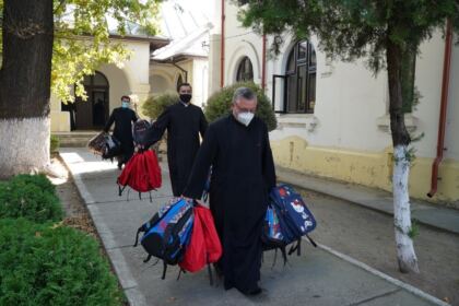 Arhiepiscopia Dunării de Jos continuă sprijinirea elevilor cu ghiozdane şi rechizite şcolare – fotografia 18