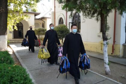 Arhiepiscopia Dunării de Jos continuă sprijinirea elevilor cu ghiozdane şi rechizite şcolare – fotografia 19
