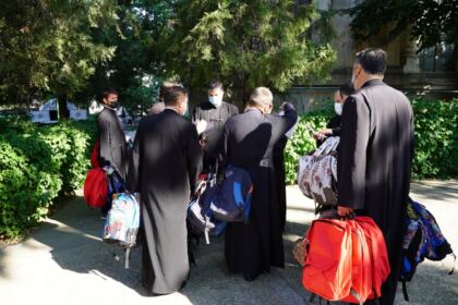 Arhiepiscopia Dunării de Jos continuă sprijinirea elevilor cu ghiozdane şi rechizite şcolare – fotografia 20