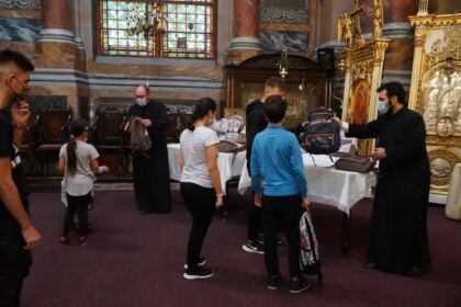 Arhiepiscopia Dunării de Jos continuă sprijinirea elevilor cu ghiozdane şi rechizite şcolare – fotografia 24