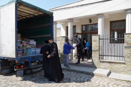 Preoţii şi credincioşii brăileni au organizat un nou transport cu ajutoare pentru ucraineni – fotografia 17