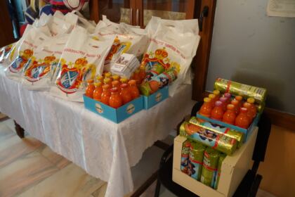 Peste 3.100 de copii primesc daruri prin programul eparhial „Ne înnoim de Sfintele Paşti“ în Arhiepiscopia Dunării de Jos – fotografia 3