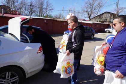 Peste 3.100 de copii primesc daruri prin programul eparhial „Ne înnoim de Sfintele Paşti“ în Arhiepiscopia Dunării de Jos – fotografia 4