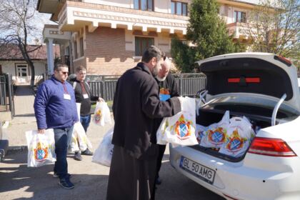 Peste 3.100 de copii primesc daruri prin programul eparhial „Ne înnoim de Sfintele Paşti“ în Arhiepiscopia Dunării de Jos – fotografia 5