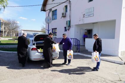 Peste 3.100 de copii primesc daruri prin programul eparhial „Ne înnoim de Sfintele Paşti“ în Arhiepiscopia Dunării de Jos – fotografia 8