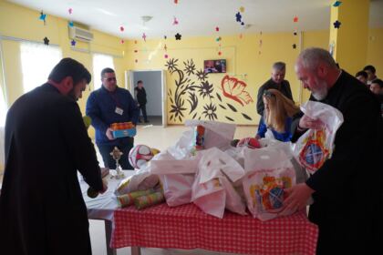 Peste 3.100 de copii primesc daruri prin programul eparhial „Ne înnoim de Sfintele Paşti“ în Arhiepiscopia Dunării de Jos – fotografia 9