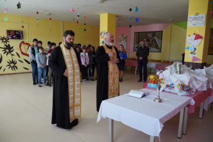 Peste 3.100 de copii primesc daruri prin programul eparhial „Ne înnoim de Sfintele Paşti“ în Arhiepiscopia Dunării de Jos – fotografia 10