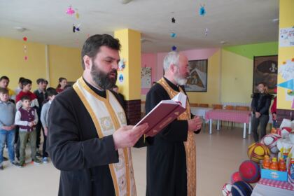 Peste 3.100 de copii primesc daruri prin programul eparhial „Ne înnoim de Sfintele Paşti“ în Arhiepiscopia Dunării de Jos – fotografia 13