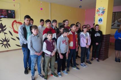 Peste 3.100 de copii primesc daruri prin programul eparhial „Ne înnoim de Sfintele Paşti“ în Arhiepiscopia Dunării de Jos – fotografia 14