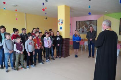 Peste 3.100 de copii primesc daruri prin programul eparhial „Ne înnoim de Sfintele Paşti“ în Arhiepiscopia Dunării de Jos – fotografia 17