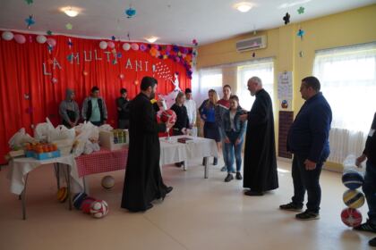 Peste 3.100 de copii primesc daruri prin programul eparhial „Ne înnoim de Sfintele Paşti“ în Arhiepiscopia Dunării de Jos – fotografia 21