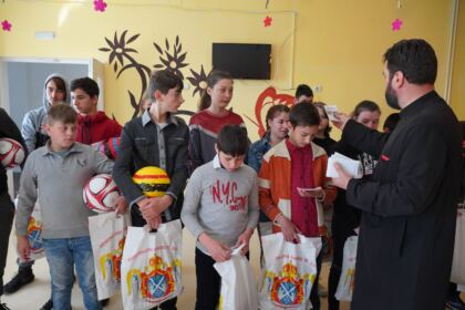 Peste 3.100 de copii primesc daruri prin programul eparhial „Ne înnoim de Sfintele Paşti“ în Arhiepiscopia Dunării de Jos – fotografia 24