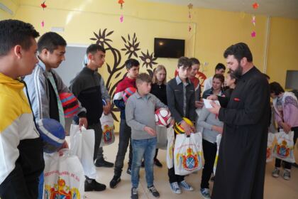 Peste 3.100 de copii primesc daruri prin programul eparhial „Ne înnoim de Sfintele Paşti“ în Arhiepiscopia Dunării de Jos – fotografia 26