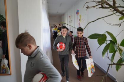 Peste 3.100 de copii primesc daruri prin programul eparhial „Ne înnoim de Sfintele Paşti“ în Arhiepiscopia Dunării de Jos – fotografia 27