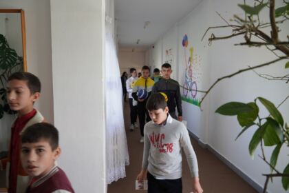Peste 3.100 de copii primesc daruri prin programul eparhial „Ne înnoim de Sfintele Paşti“ în Arhiepiscopia Dunării de Jos – fotografia 28