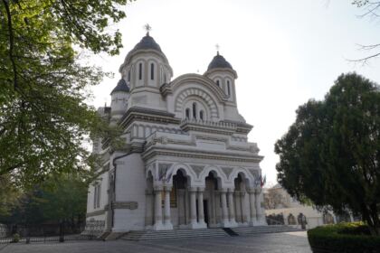 Liturghie şi filantropie la Catedrala Arhiepiscopală din Galaţi – fotografia 1