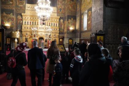 Liturghie şi filantropie la Catedrala Arhiepiscopală din Galaţi – fotografia 15
