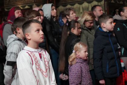 Liturghie şi filantropie la Catedrala Arhiepiscopală din Galaţi – fotografia 27