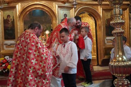 Liturghie şi filantropie la Catedrala Arhiepiscopală din Galaţi – fotografia 46
