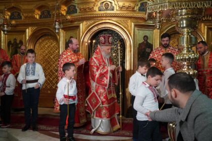Liturghie şi filantropie la Catedrala Arhiepiscopală din Galaţi – fotografia 56