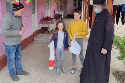 Parohia „Sf. Cuv. Parascheva“ din Galați a oferit daruri pascale semenilor nevoiași – fotografia 20