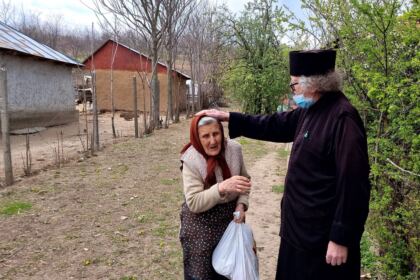 Parohia „Sf. Cuv. Parascheva“ din Galați a oferit daruri pascale semenilor nevoiași – fotografia 21