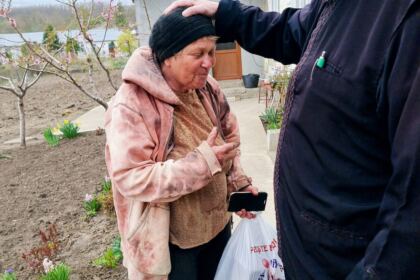 Parohia „Sf. Cuv. Parascheva“ din Galați a oferit daruri pascale semenilor nevoiași – fotografia 22