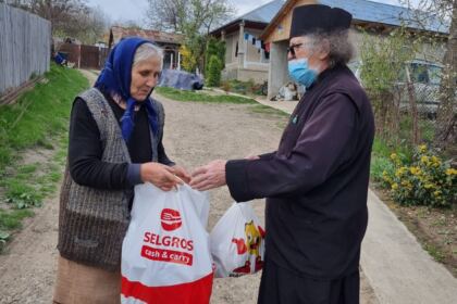 Parohia „Sf. Cuv. Parascheva“ din Galați a oferit daruri pascale semenilor nevoiași – fotografia 23