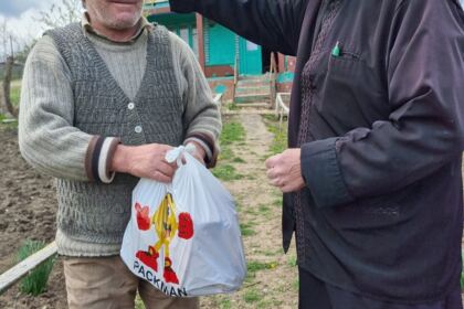 Parohia „Sf. Cuv. Parascheva“ din Galați a oferit daruri pascale semenilor nevoiași – fotografia 24